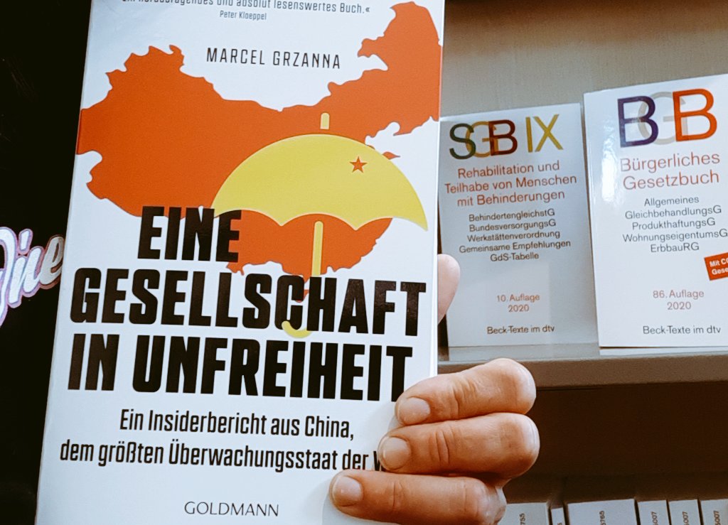 JudithWilhelmi2's tweet photo. Noch fehlen mir die Worte - ich liebe es ... aber Hashtsgs habe ich schon viele. #fundiert #packend #erfahrungsbericht #schreiendes #plädoyer #demokratie #rechtsstaatlichkeit #korrespondent #ausland #bücher #buchliebe #zweiteauflage #buchempfehlung #buchtipp #lesen #bestseller https://t.co/29kE9KMvMG