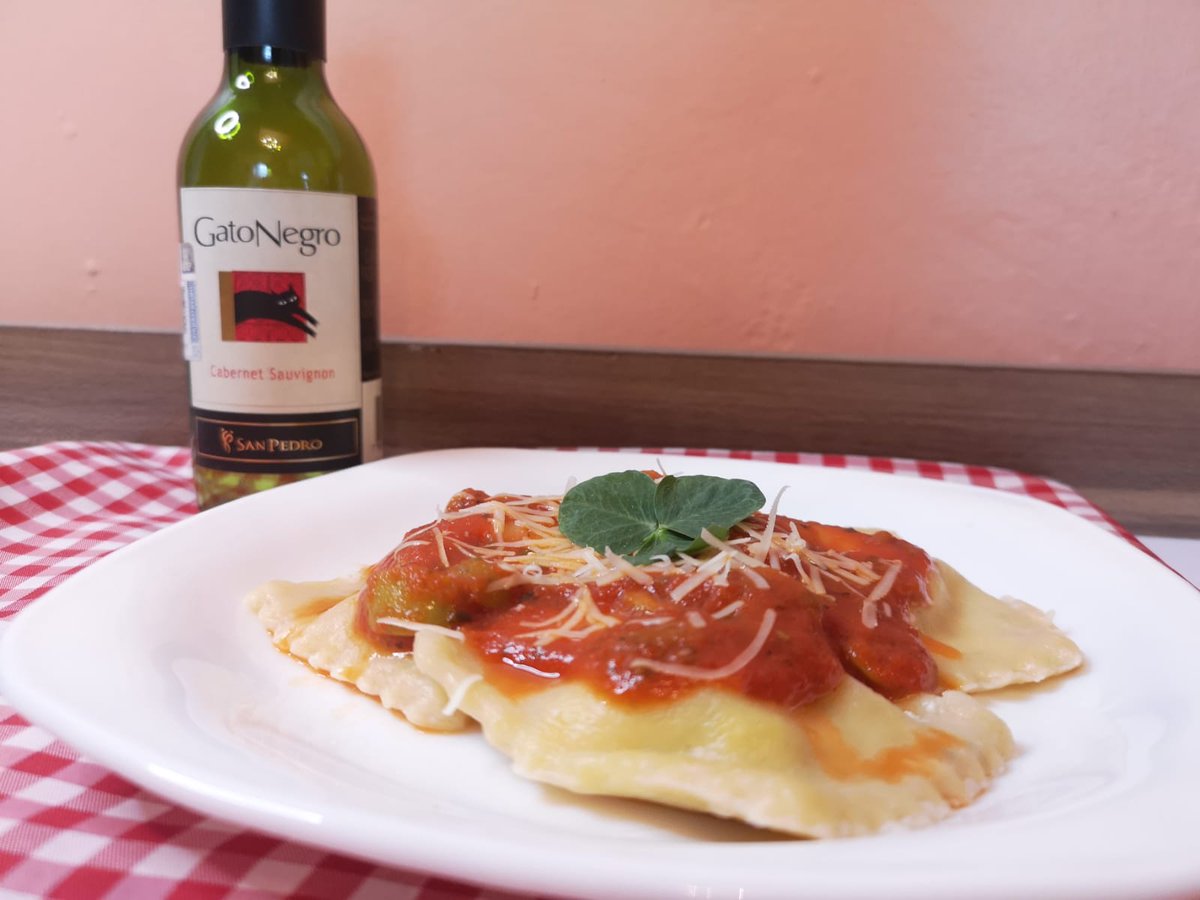 FourlongW's tweet photo. Hoy en cocina Italiana nos tocó elaborar unos raviollis rellenos de queso Ricotta y espinaca, acompañado de una salsa Puttanesca.🇮🇹🍝
Todo esto es posible gracias a la Chef @Mar83156907 ❤️ https://t.co/U54c0BTrpV