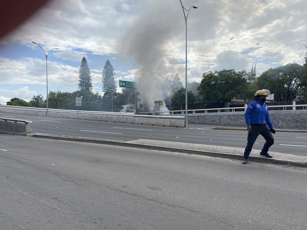 moigiver's tweet photo. @SSPMQueretaro Incendio, cerrado en ambos sentidos carriles  laterales y centrales. https://t.co/mfyuIzcadr