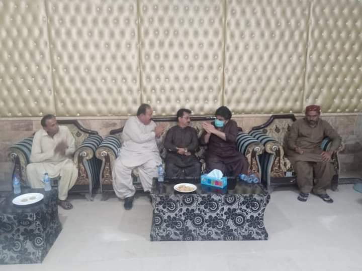 amirbuxumrani's tweet photo. #روھڙي_سکر sep 12 
پيپلزپارٽي سنڌ جي صوبائي اڳواڻ شير اي سنڌ امير بخش عمراڻي صاحب  ۽ غفار عمراڻي صاحب  صوبائي وزير #سيد_ناصر_حسين_شاھ سان سندس والدا جي لاڏاڻي تي تعزيت ڪندي...!!! https://t.co/WrcoLDaBrN