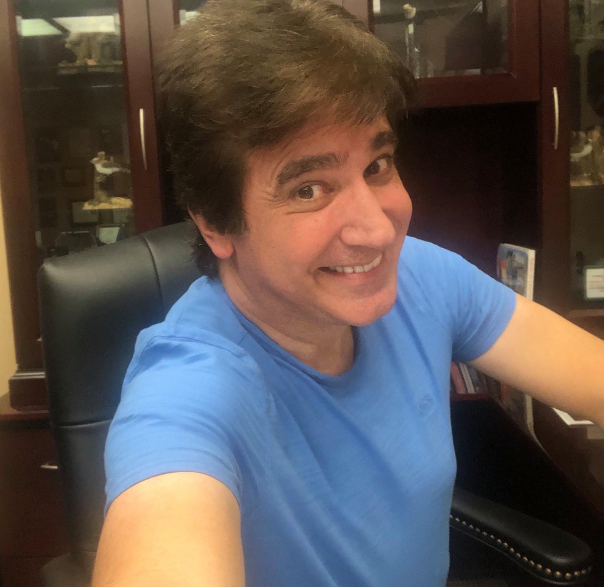 Cara de lunes; en la oficina. 
¡Hace seis meses que no paramos un solo día! 
Me dijeron que la mucha actividad después de los 50 produce dos síntomas muy claros: Falta de memoria...¡¡y justo ahora no me acuerdo el otro!!