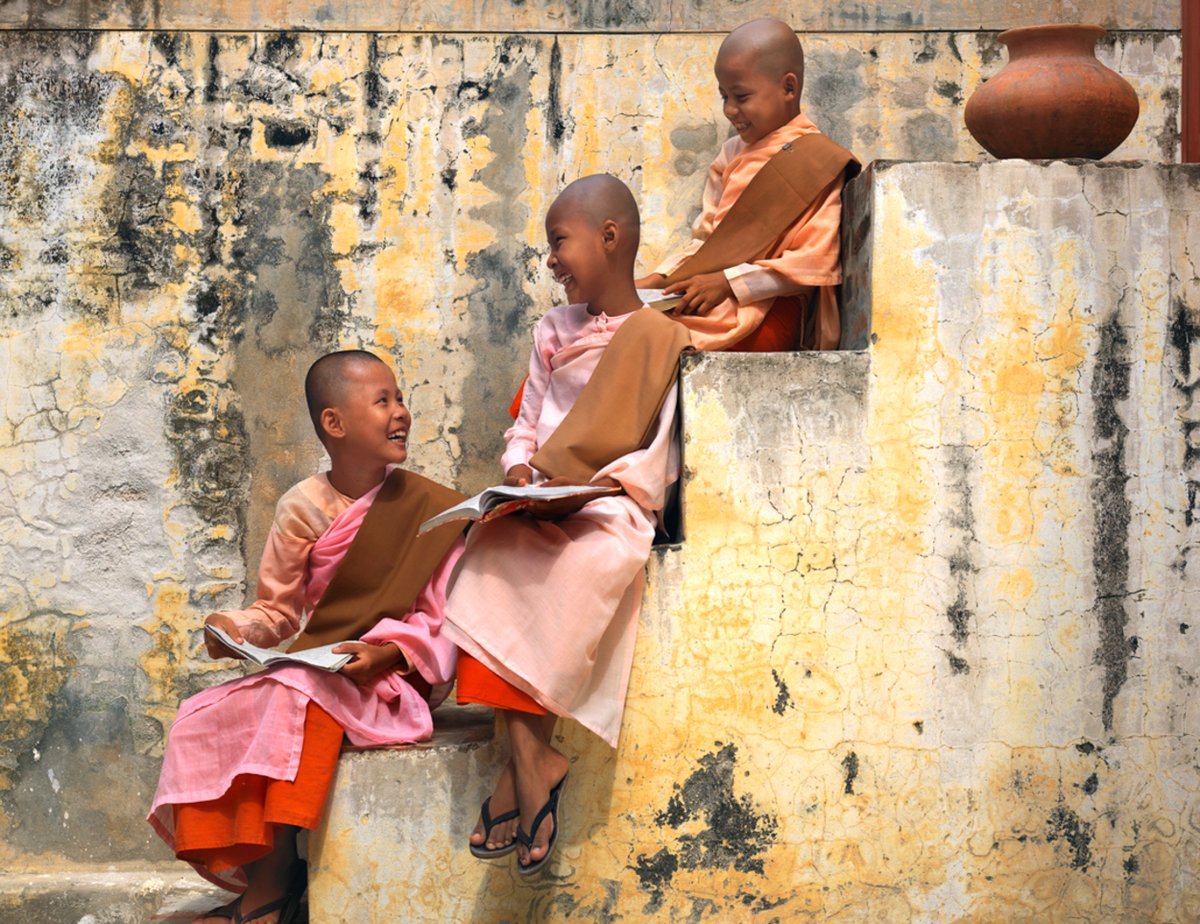lisakristine's tweet photo. Learn about these Burmese nuns &amp; see more of my #photography: https://t.co/M4KlTtLHga #photographygallery #Buddhism #FineArtGallery #humanity #travelphotography #portraitphotographer #educategirls #wanderlust #inspireunity #luciefoundation #icp #lensculture #photojournalism https://t.co/ynQTVIO4rn