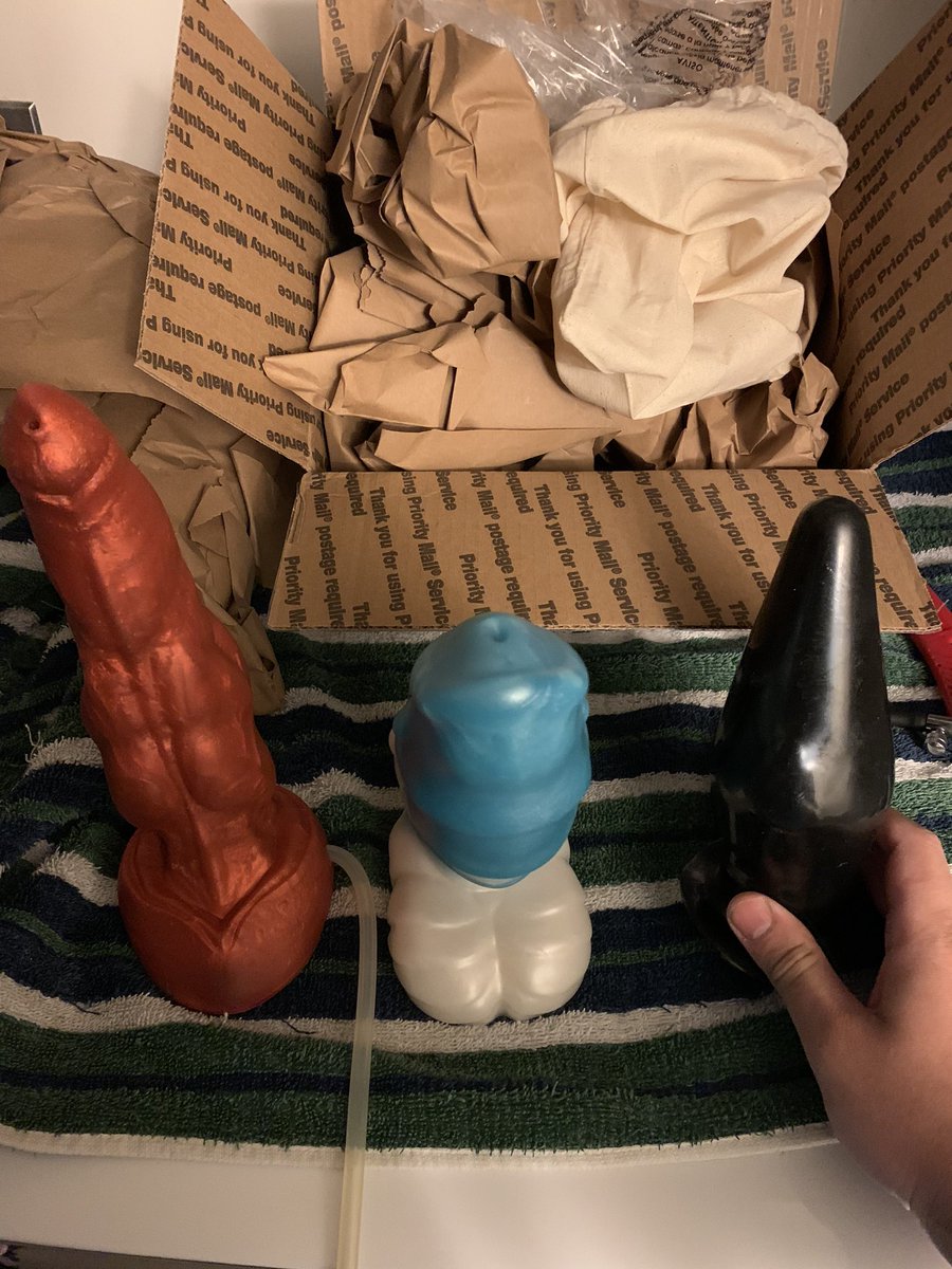 A little bit of size comparison between a pair of my other favorite toys! This boyo is a little shorter but quite a bit stockier. I’m excited for the big stretch he’s going to give me!