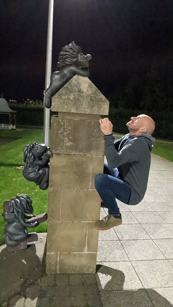 crawler1970's tweet photo. Last night in Dundee with the Boy @Paradox_Glitch
Thought I would just pose for a quick imitation 😂😂
#Lemmings #gamedev https://t.co/ojJfLbKvRA