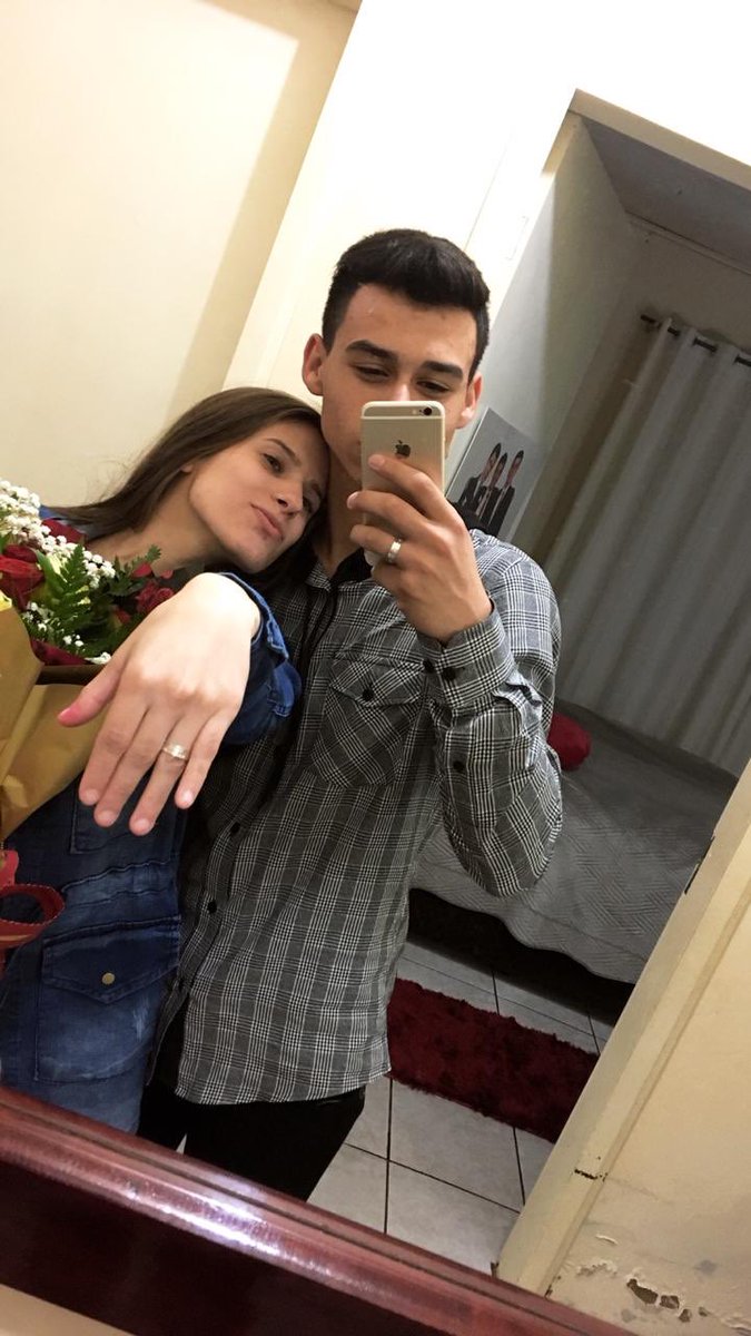 MontieriKelvyn's tweet photo. Era pra ser só uns beijinhos no unera, e agora eu to aqui no tt postando uma foto de quando eu pedi pra namorar com ela e outra foto quando pedi ela em noivado
A vida tem dessas
Eu te amo minha princesa ❤️ https://t.co/qThKjYkGAO