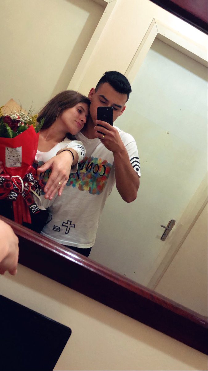 MontieriKelvyn's tweet photo. Era pra ser só uns beijinhos no unera, e agora eu to aqui no tt postando uma foto de quando eu pedi pra namorar com ela e outra foto quando pedi ela em noivado
A vida tem dessas
Eu te amo minha princesa ❤️ https://t.co/qThKjYkGAO