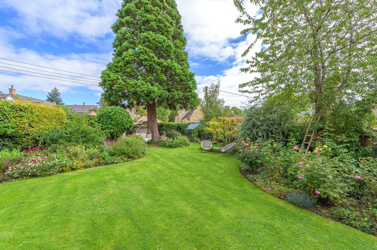 FNCStamford's tweet image. New instruction- OIEO £725,000
The most charming, circa 17th century, yellow stone property nestles in the pretty #Rutland village of #Barrowden.
#fineandcountry #periodproperty #cottage #periodfeatures #characterful #cottagegarden #redwood #rutlandproperty #fineandcountryrutland