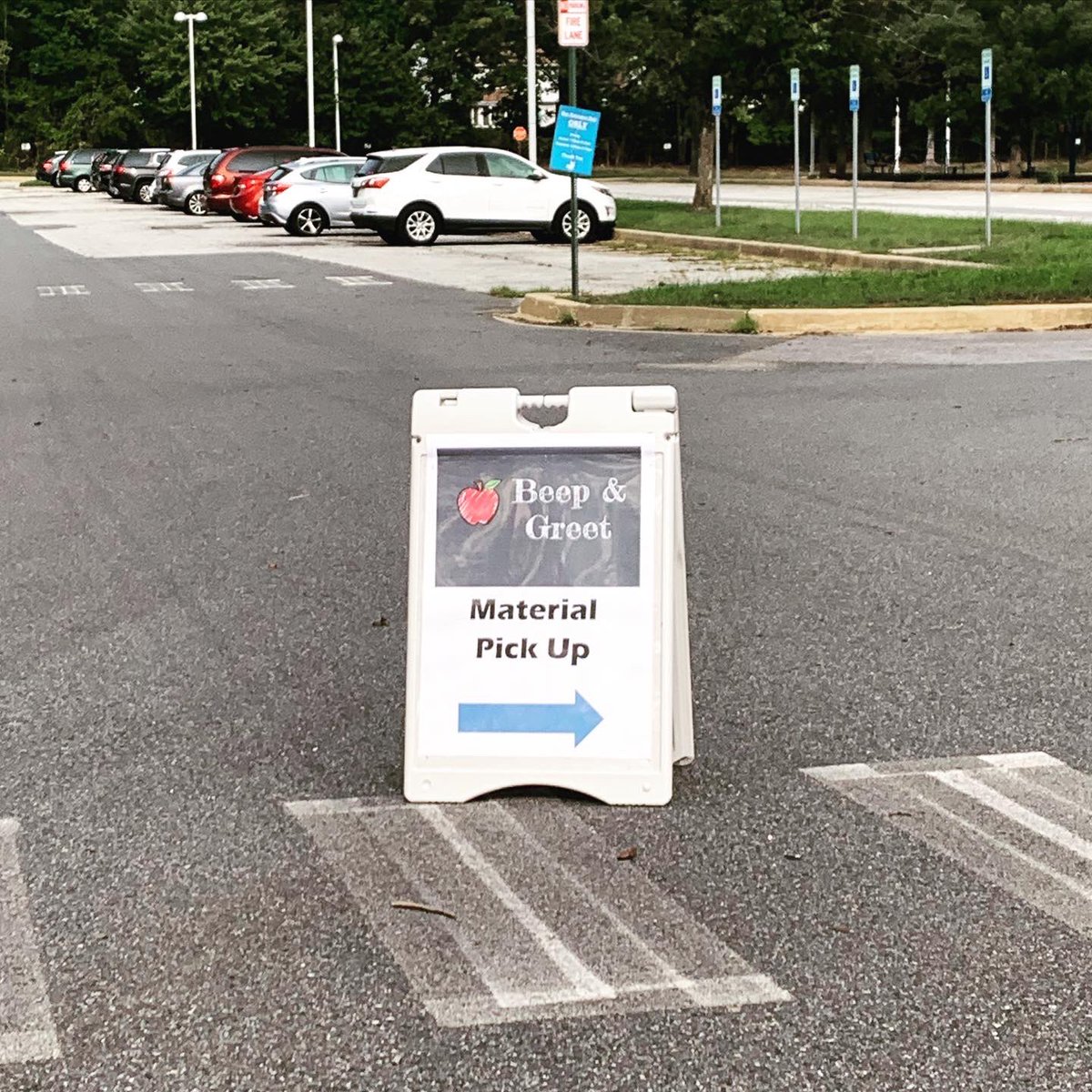 SheehanOCS's tweet photo. Beep 🚘 and greet 👋🏽 #virtuallearning #ichooseocs @OCSDelaware https://t.co/43fgZGGSXX