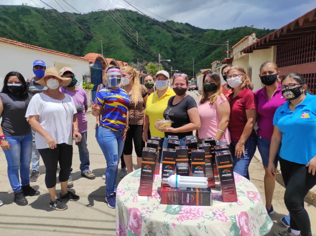 johanitakenpo's tweet photo. #14Sep | Nos fuimos a La Floresta parroquia Casco de Turmero para dar inicio junto con nuestro pueblo y el equipo de Servicios Eléctricos al plan de alumbrado público gracias al Pdte.@NicolasMaduro y a nuestro Gob.@MarcoTorresPSUV #CuarentenaRadicalDisciplinada https://t.co/BzfIEtq4No