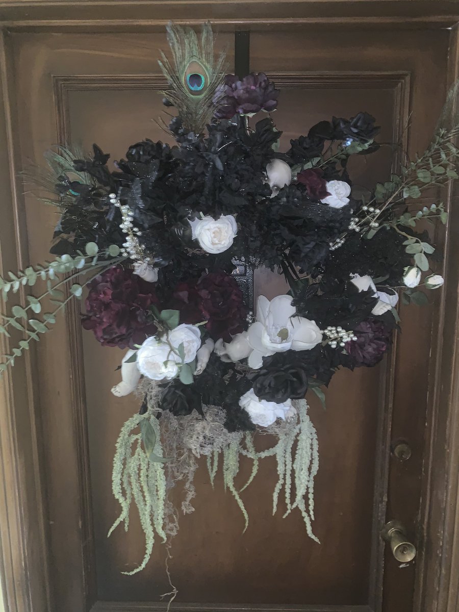 justmartindale's tweet photo. Since the air quality outside is Satan’s lower intestines, I make wreaths now..#craftqueen https://t.co/VIysOtdOwC
