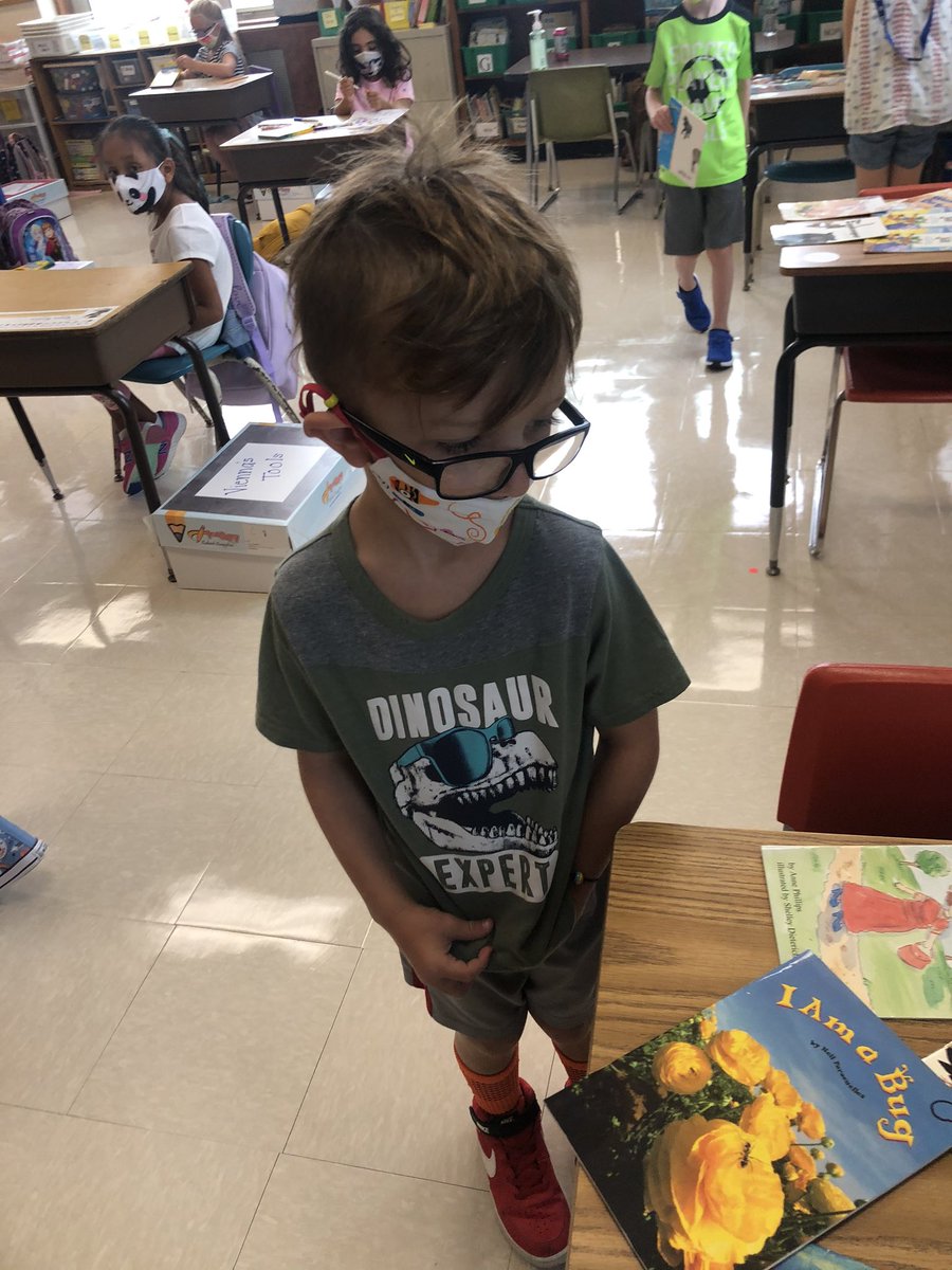 Shopping for books in a different way!! Hands behind your back, look with your eyes only! #clancyclass <a href="/principal711/">Karen Sauter</a> <a href="/Jennifer_LynnP/">Jennifer Pullara</a> <a href="/RomanelliPaul/">Paul Romanelli, Ed.D.</a> <a href="/jengallagherlb/">Jennifer Gallagher</a>
