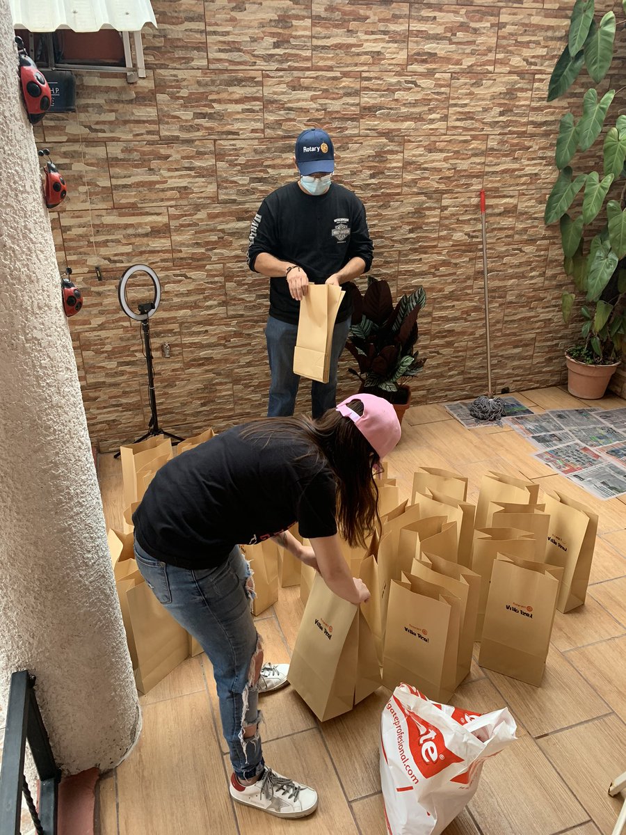 valentinajerez3's tweet photo. #TeamVillaReal trabajando para los niños de nuestras comunidades😍 @RtcVillaReal #Rotaract después de meses de no vernos!!! https://t.co/KT6AY23B1D