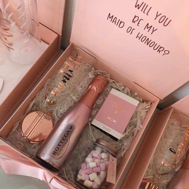 herbrideboxug's tweet photo. Would you say yes or no to such a proposal?

We have a lot for you in store follow whatsapp 0705468775 for more options on how to propose to your maid of honor,flower girls,groomsmen and bridesmaids
#bridesmaids #bridetobe #giftideas #bridebox #wedding https://t.co/mytei4KCxQ