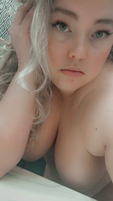 🚿 Yooo! Hop on over to my onlyfans for a &ldquo;fresh out of the shower&rdquo; video.   🧴 Includes: Me! Wet, putting<a href="/tag/newprofilepic"class="tags"><span>#newprofilepic</span></a>