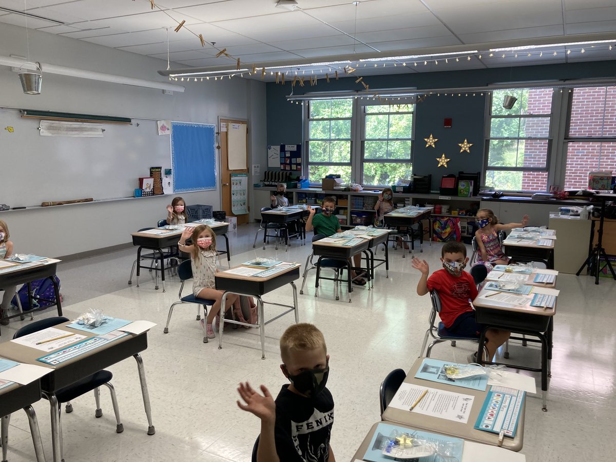 TheBatchBulldog's tweet photo. Look at first graders in Room 18 ... the stars are already shining ! #batchstudentsrock https://t.co/jfM3teqQBl
