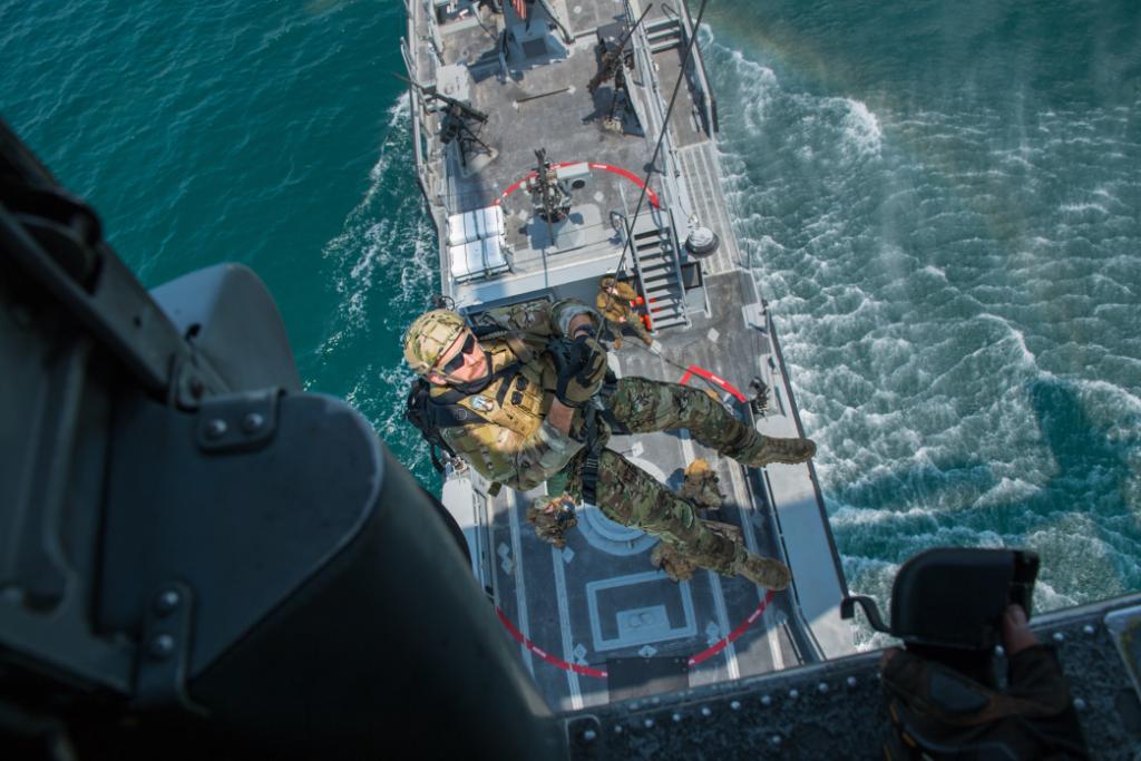USNavy's tweet photo. @USNavy photos of the day: #HSC23 helps fight the #ValleyFire in California, #USSRonaldReagan conducts #FltOps, #USNavyEOD train in the Arabian Gulf and T-45C Goshawks launch from #USSGeraldRFord. ⬇️ info &amp; download ⬇️: https://t.co/9voLyR66YY https://t.co/brHNd84qpB