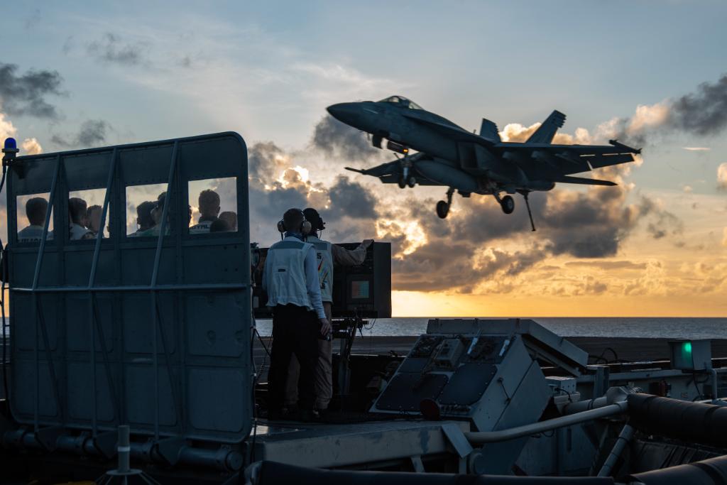 USNavy's tweet photo. @USNavy photos of the day: #HSC23 helps fight the #ValleyFire in California, #USSRonaldReagan conducts #FltOps, #USNavyEOD train in the Arabian Gulf and T-45C Goshawks launch from #USSGeraldRFord. ⬇️ info &amp; download ⬇️: https://t.co/9voLyR66YY https://t.co/brHNd84qpB