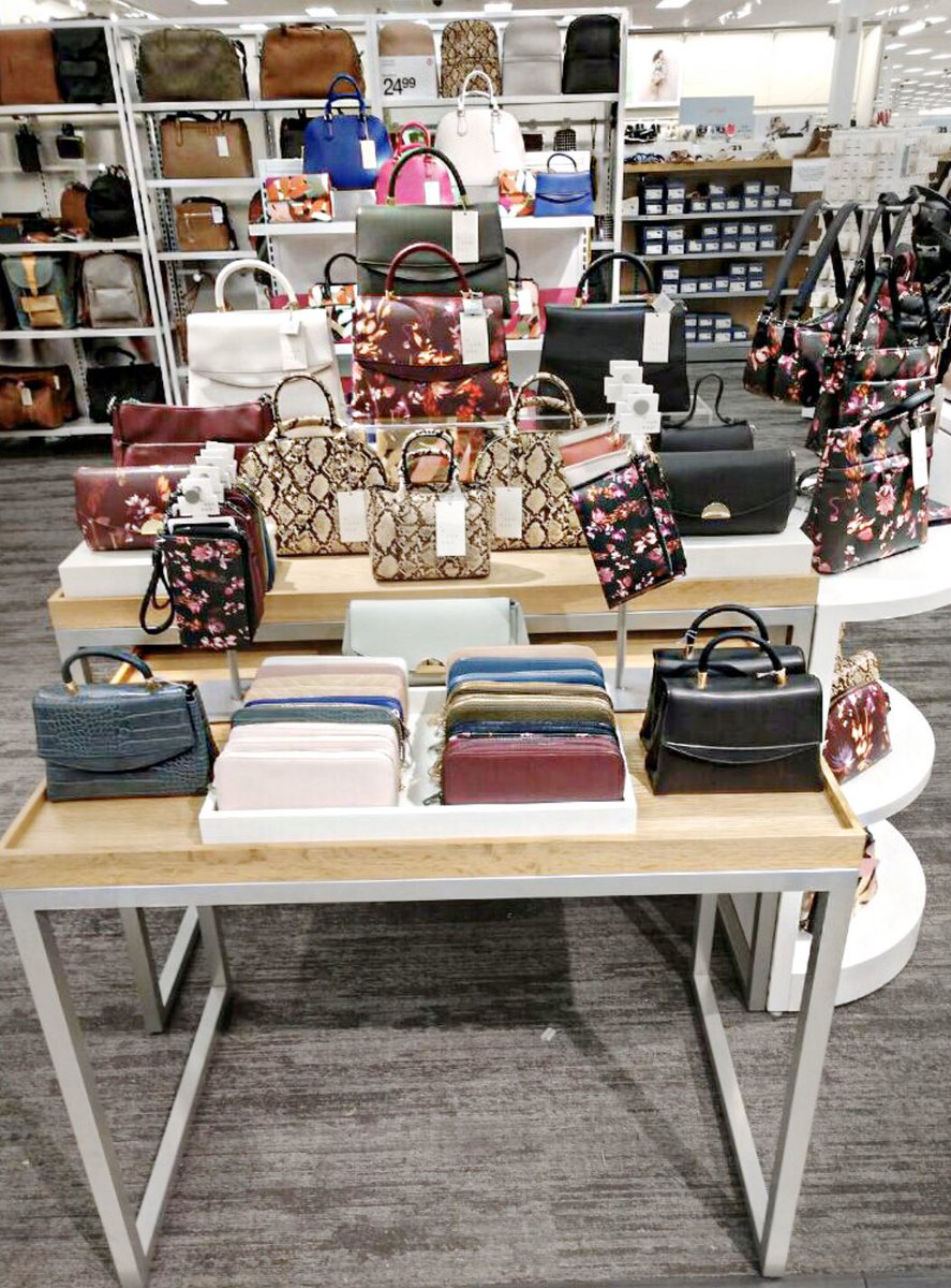 Our Team Lead Rachel and I expanded, fixture blocked, and opened our floor pad creating an easy to navigate destination for our guests to find their perfect fall accessories! 🍁👜 #Target #T1252 @DES_TGT <a href="/sarah_hunsucker/">Sarah Hunsucker</a> @I_Tob26