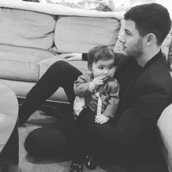 JamieluvsJackA's tweet photo. Day 14: Uncle Nick/Nick with kids 😍😍😍
Omg he's so cute and great with his nieces and other kids. I can't wait for him to have his own and see those pics 😍😍
#16daysofnickjonas https://t.co/ZP6oynGlIg