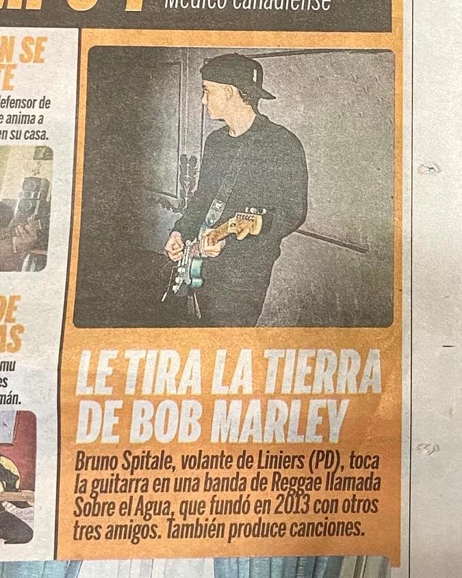 SeaSonando's tweet photo. Fútbol y Reggae ⚽️🎸
@brunospitale representando la banda en el @DiarioOle 🔥

Por si no lo sabías, Bruno juega en @LiniersOficial , equipo del Ascenso de nuestro país!
#futbol #reggae #ascenso #ole #guitar https://t.co/v7IHkKxaw7