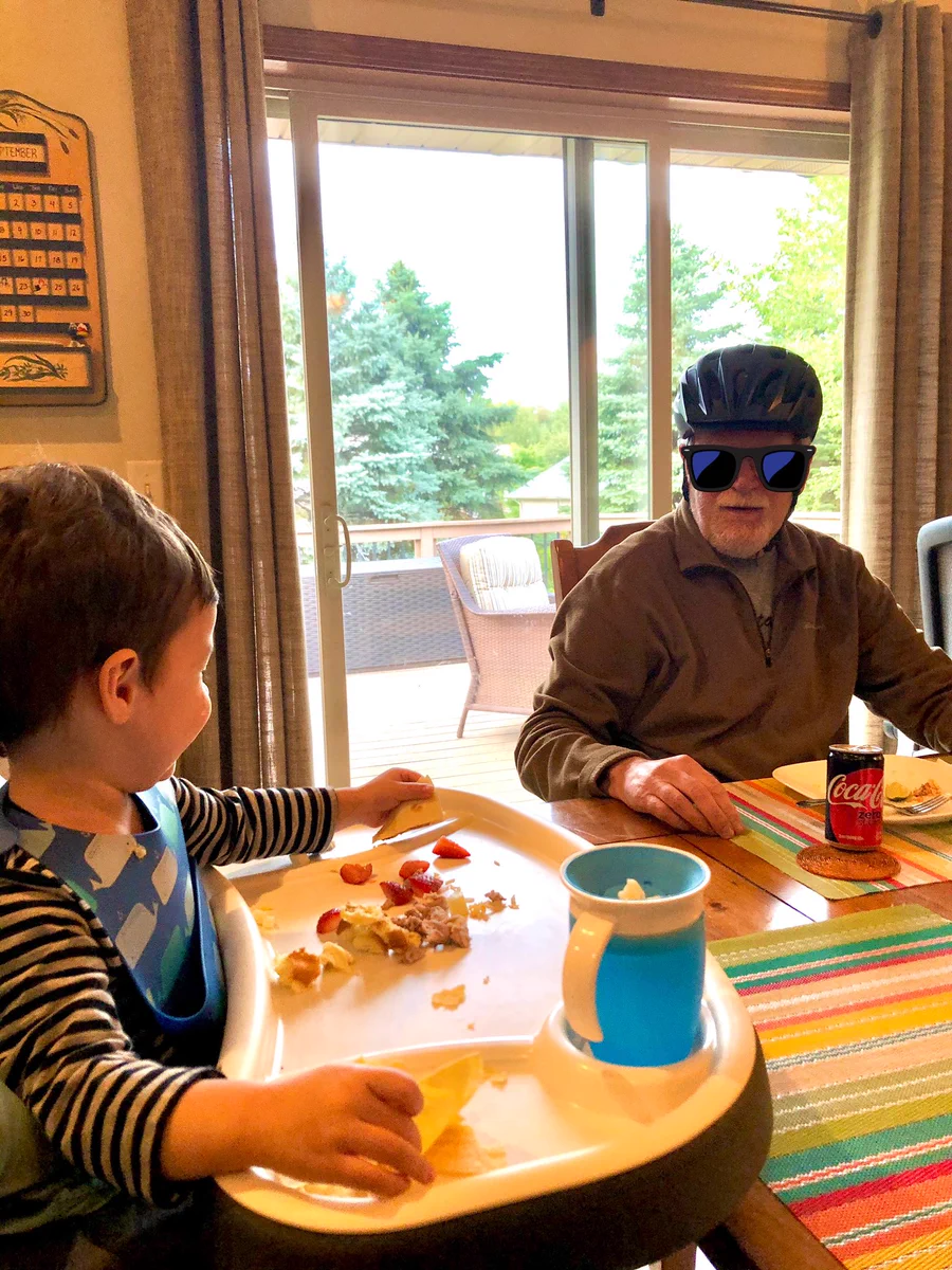 食事中にフォークをじいじの頭に投げつけたら…激おこかと思ったらヘルメットをかぶって登場した！