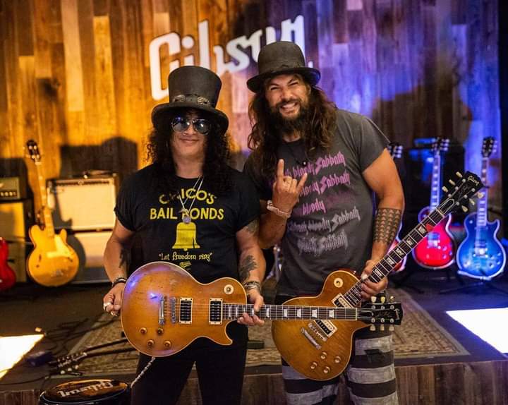 gnrnewsbrasil's tweet photo. Jason Momoa postou em seu perfil no Instagram na noite de domingo (13) uma série de fotos ao lado de Slash.
O ator esteve junto ao guitarrista para uma gravação da Gibson TV.

https://t.co/xMhDx7hmdg

🗞️Matéria retirada do site: A Rádio Rock https://t.co/CgULMCe5K6