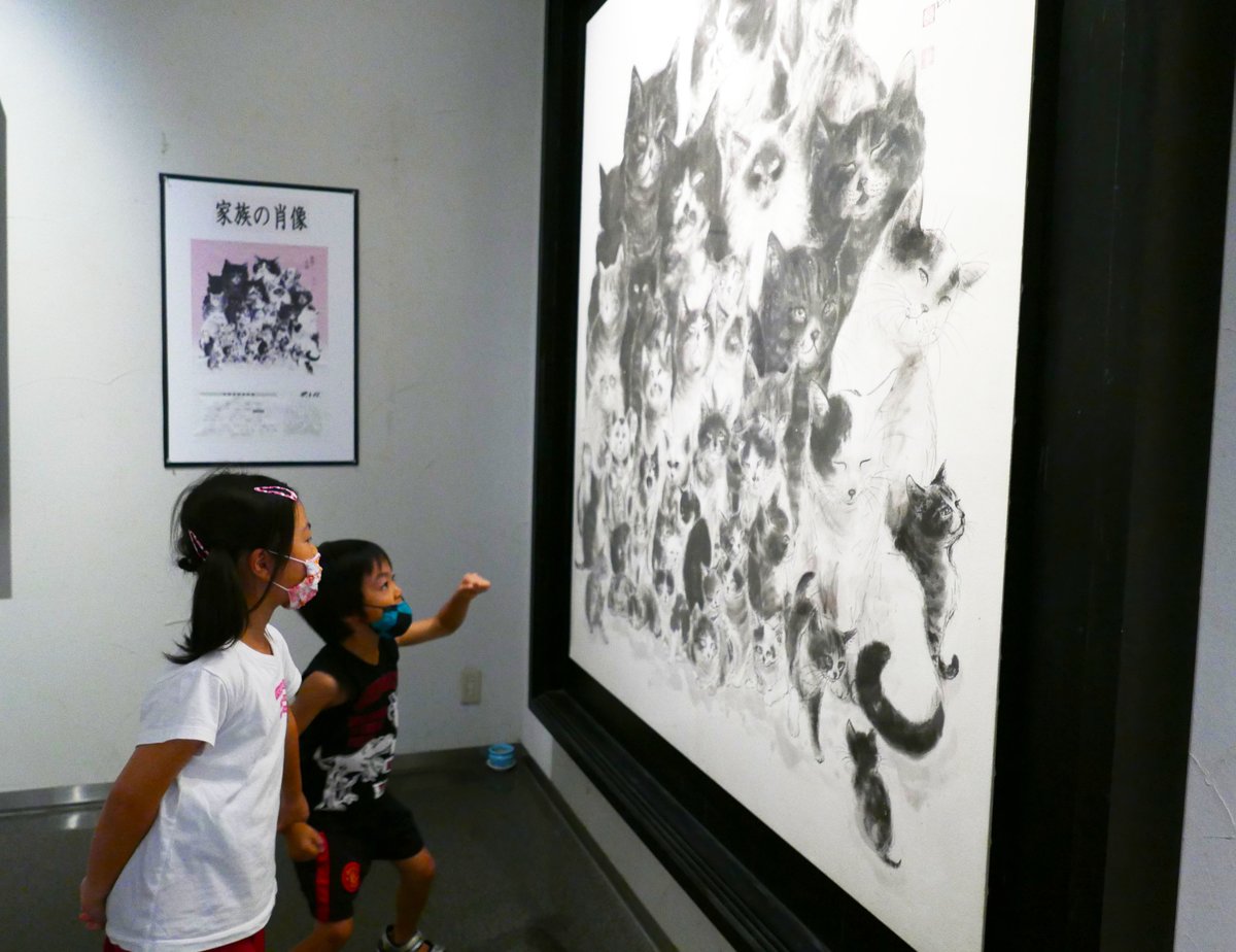 Awaji_city's tweet photo. 東浦出身の中浜稔画伯の作品を展示する「猫美術館」では9月9日、「市民感謝デー」を実施。
館内には、猫の墨絵の第一人者である中浜画伯によって寄贈���れた、約5,800匹の表情豊かな猫たちの作品がずらり。
訪れた小学生の男の子は「リアルで可愛い！」と猫ポーズを真似していました。 https://t.co/YI3MI7XQOD