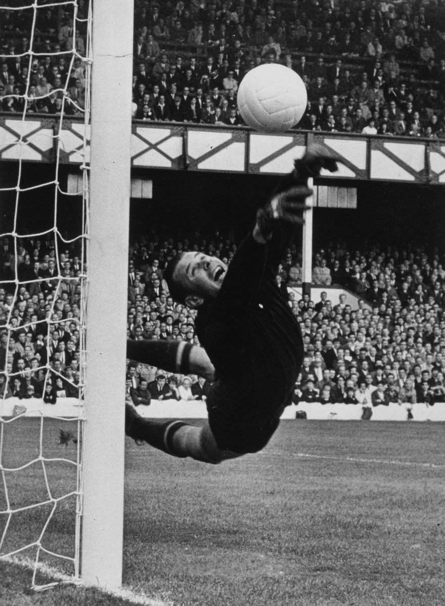 CampoQuadra's tweet photo. mas os jogadores ficaram deslumbrados ao conhecerem uma cultura muito diferente, e claro, também se surpreenderam com o grande Aranha Negra, Lev Yashin. https://t.co/ZVh1fvzhet