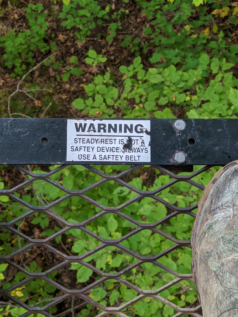 Jlane_22's tweet photo. Damn, thought it was a typo till I saw the second one. Saftey first! 😂 #TreeStandThoughts https://t.co/PBId0RsV7n
