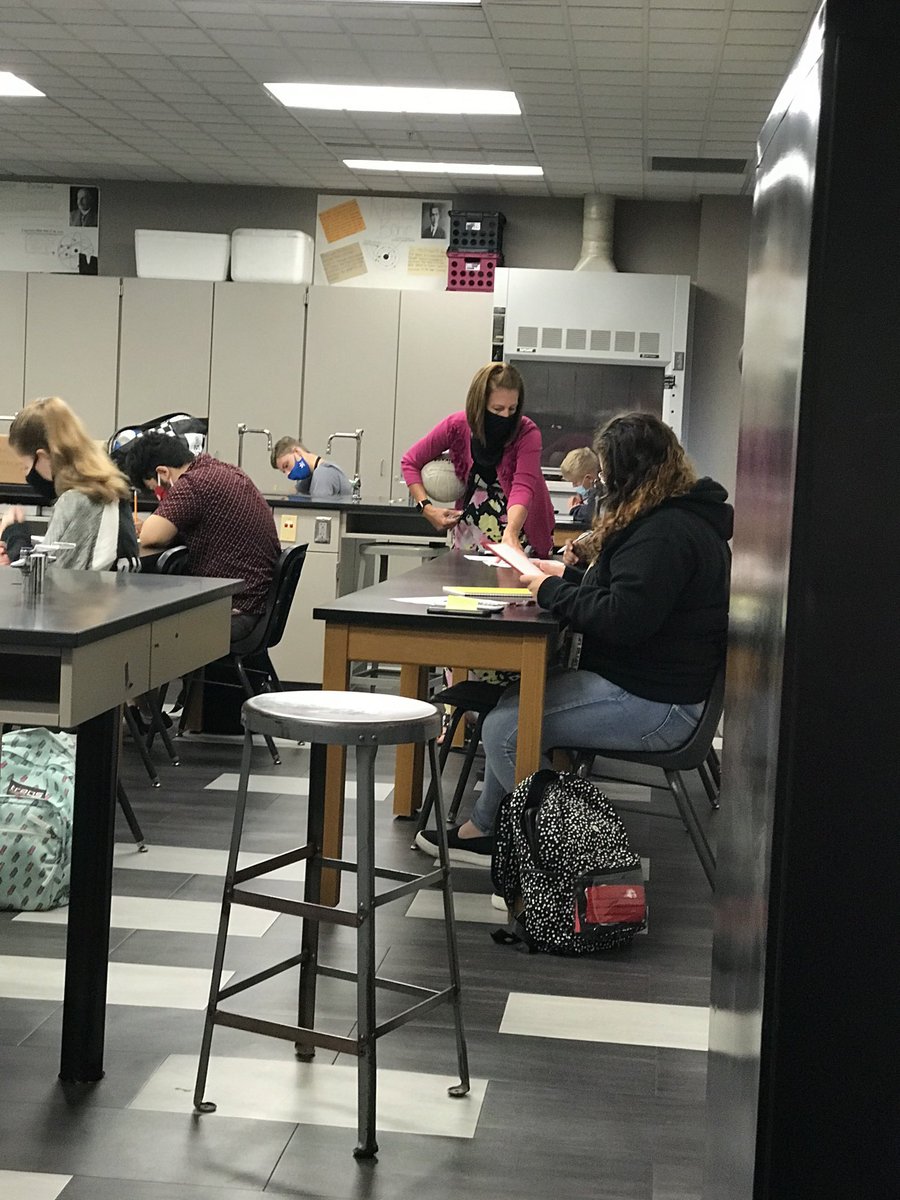 GHSRedHawks's tweet image. Teaching some physics with a  Volleyball experiment! #LearningInDifferentWays