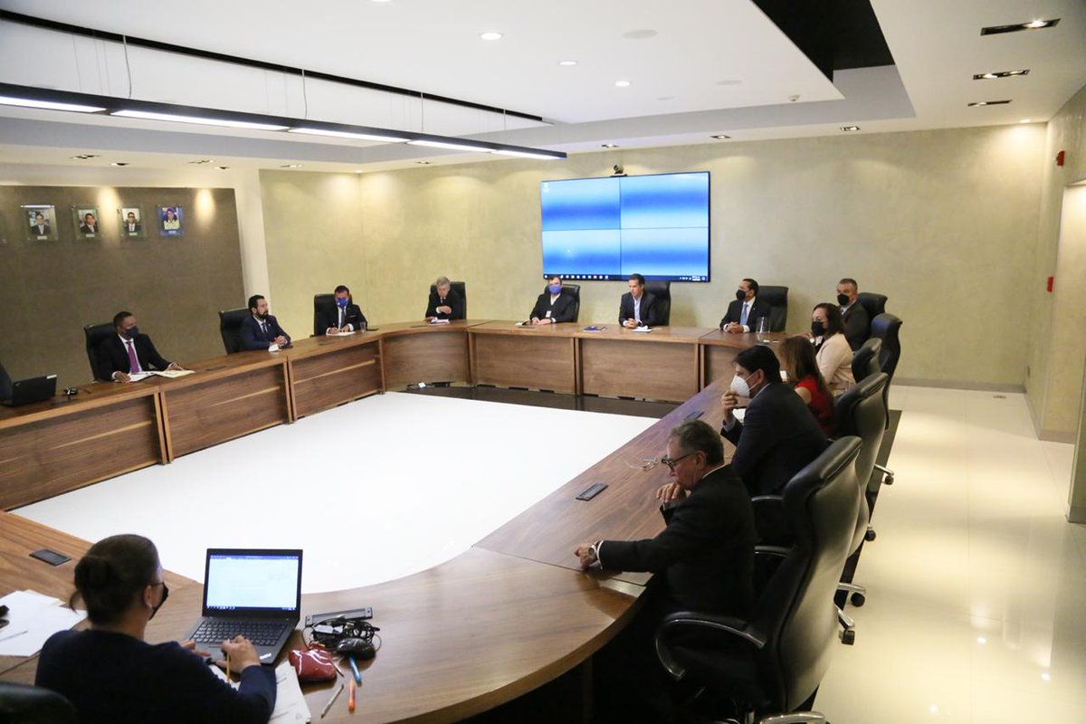 SATMX's tweet photo. El día de hoy sostuvimos una reunión de trabajo sobre comercio exterior con las cámaras y asociaciones del sector privado. Con estas acciones el SAT ratifica el compromiso del @GobiernoMX de combatir el contrabando y la corrupción. https://t.co/facxoNAuOD