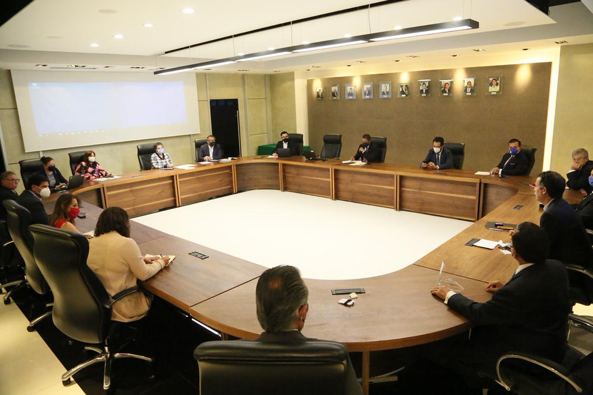 SATMX's tweet photo. El día de hoy sostuvimos una reunión de trabajo sobre comercio exterior con las cámaras y asociaciones del sector privado. Con estas acciones el SAT ratifica el compromiso del @GobiernoMX de combatir el contrabando y la corrupción. https://t.co/facxoNAuOD