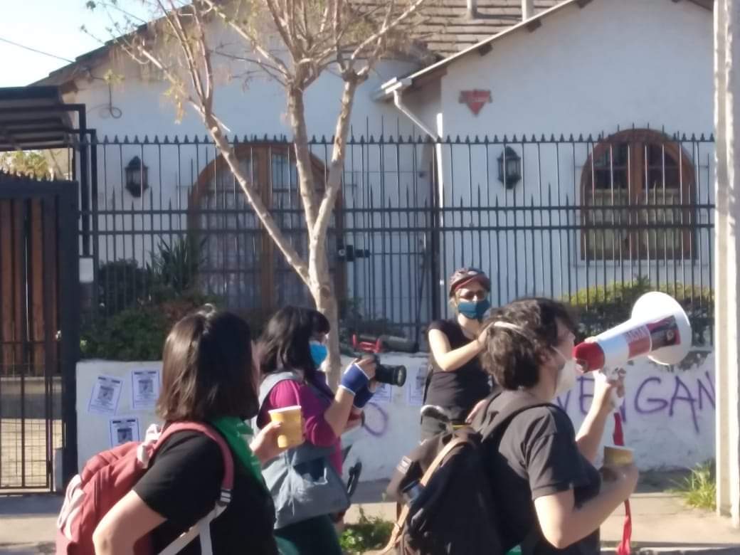 pchile_web's tweet photo. 🔴RAZONABLE.

Cuando le quitas la pistola y el uniforme a un @Carabdechile; es, en ese momento, en que pierden toda su "valentía". 
FUNAN domicilio del excapitán PATRICIO MATURANA OJEDA quien realizó el disparo que dejó ciega a Fabiola #justiciaparafabiolacampillai https://t.co/RHMPf9ldQX