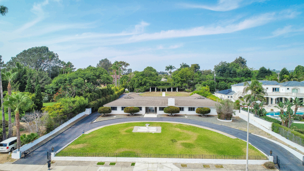 LDanielsgroup's tweet photo. JUST SOLD 🏠🔑  5940 La Jolla Scenic Dr. S #justsold after only 2 Days active on the market for $200k over the list price! Congratulations to our very happy Sellers! | #willisallenrealestate #DRE00545941 #thedanielsgroup 
#soldoverask #quicksale #happyclients #hotmarket #lajolla https://t.co/WVP8RgXPTv