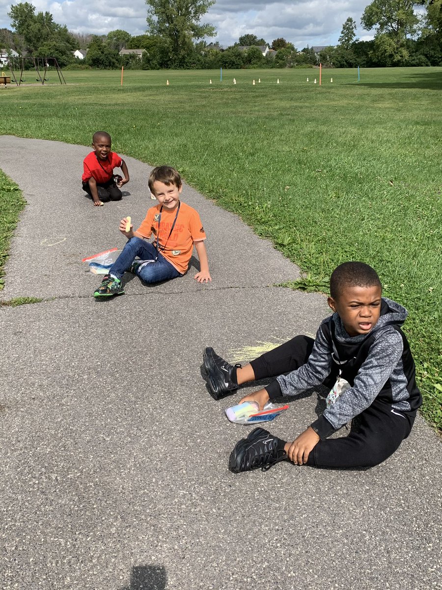 JRobinsonKinder's tweet image. We practiced indoor recess to try out our individual bins of fun toys. Then we enjoyed our sunny, outdoor recess. Outside we used our own bags of sidewalk chalk. #RecessSociallyDistanced #FirstDayOfK
