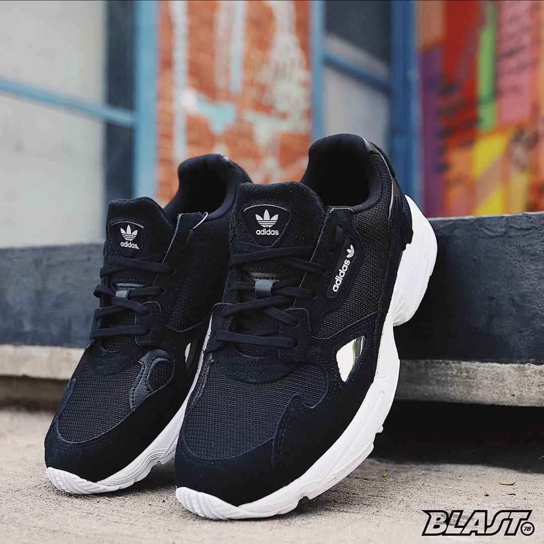 DigitalSportArg's tweet photo. Adidas Originals Falcon W 💋🖤💯 #Adidas
-
Link de compra: https://t.co/AoFy60ntaz
ART: B28129
-
Disponible en nuestro Shopping Online https://t.co/q3XeeF2RWk 🚚 Envíos a todo el país!
#digitalsport #shoppingonline #sneakers #adidas #adidasfalcon #new #falconw #running https://t.co/viSaHBlynZ