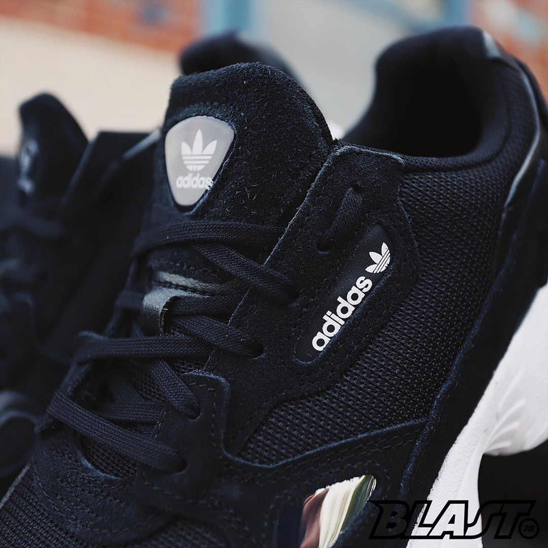 DigitalSportArg's tweet photo. Adidas Originals Falcon W 💋🖤💯 #Adidas
-
Link de compra: https://t.co/AoFy60ntaz
ART: B28129
-
Disponible en nuestro Shopping Online https://t.co/q3XeeF2RWk 🚚 Envíos a todo el país!
#digitalsport #shoppingonline #sneakers #adidas #adidasfalcon #new #falconw #running https://t.co/viSaHBlynZ