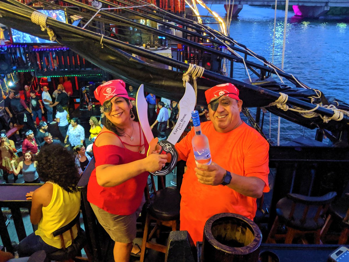 TurismoChannel's tweet photo. Would you like to celebrate Mexican independence day in a Pirate Ship ⚔? ⚓🚢🇲🇽 🧨🎈🎉⚔

#cancun #pirateboat 
#mexico #Mexicancaribbean 
#mexicanparty 
#party #islamujeres  #Playadelcarmen #independencia  #fiestaspatrias https://t.co/4DTsGl87oH