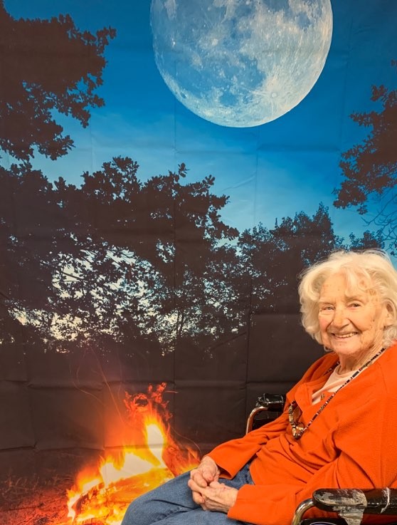 OaksWoodfield's tweet photo. There is nothing better than sitting around the campfire! Feeling great at The Oaks! #TrilogyLiving #TrilogyCampin https://t.co/6XOfex0zth