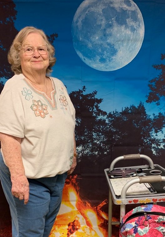 OaksWoodfield's tweet photo. There is nothing better than sitting around the campfire! Feeling great at The Oaks! #TrilogyLiving #TrilogyCampin https://t.co/6XOfex0zth