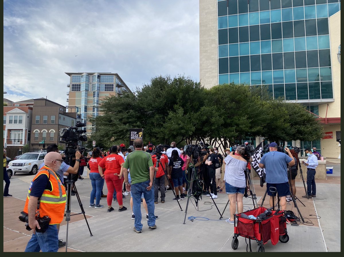 BrandonStraka's tweet photo. The source would be me, my team, the pics/video we have of them being there. Not to mention all these news outlets DID RUN STORIES from this location-but forgot to mention that the mob that they were sympathizing w/ in their stories assaulted, chased &amp; robbed us in front of them. https://t.co/Ckkqnr7tsA