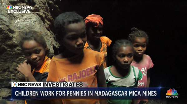 In National TV Series or Investigative, the winner is @CynthiaMcFadden @romochristine1 @lcavazuti @bangeluccinbc at @NBCNews for “‘Zone Rouge’: An Army of Children Toils in African Mines” #deadlineawards