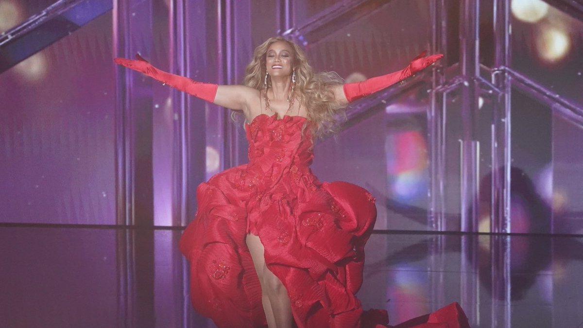 retiredallstars's tweet photo. me: 2020 can’t get any worse

tyra banks:

  #DWTS https://t.co/fKF4hNrMIF