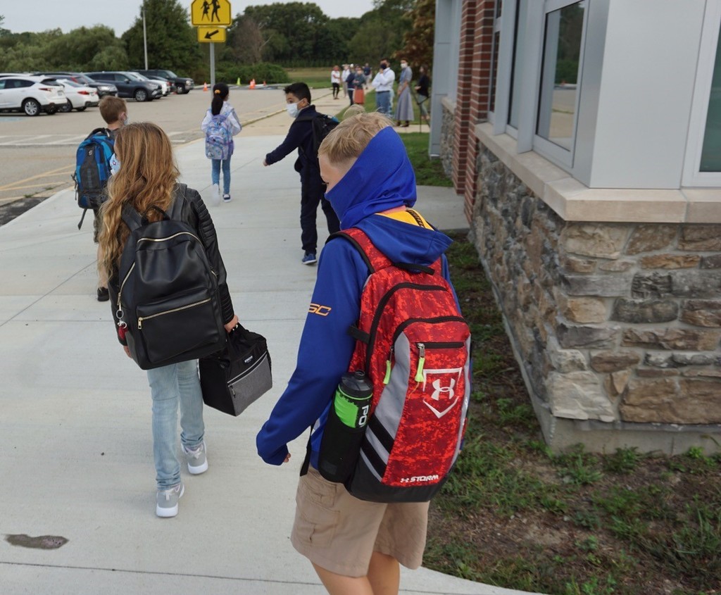 WeareMiddletown's tweet photo. We had a great day welcoming K, 4 and 9 to their new buildings today.

Tomorrow, Sept 15th,  we welcome students in 
grades K, 2, 4, 6, 7, 8, 9, 10, 11 and 12 who have last names  that begin with the letters A-K.     We can't wait to see you group 1!  #wearemiddletown https://t.co/XjKGb3Z7fO