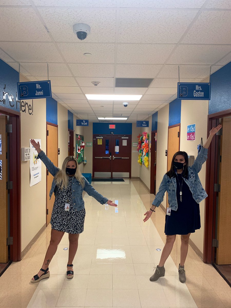 MrsDavisDonuts's tweet photo. @Gaston4thGrade and I had a great first day in-person with our kiddos! 💙🐾 https://t.co/PqeCMJXHSh