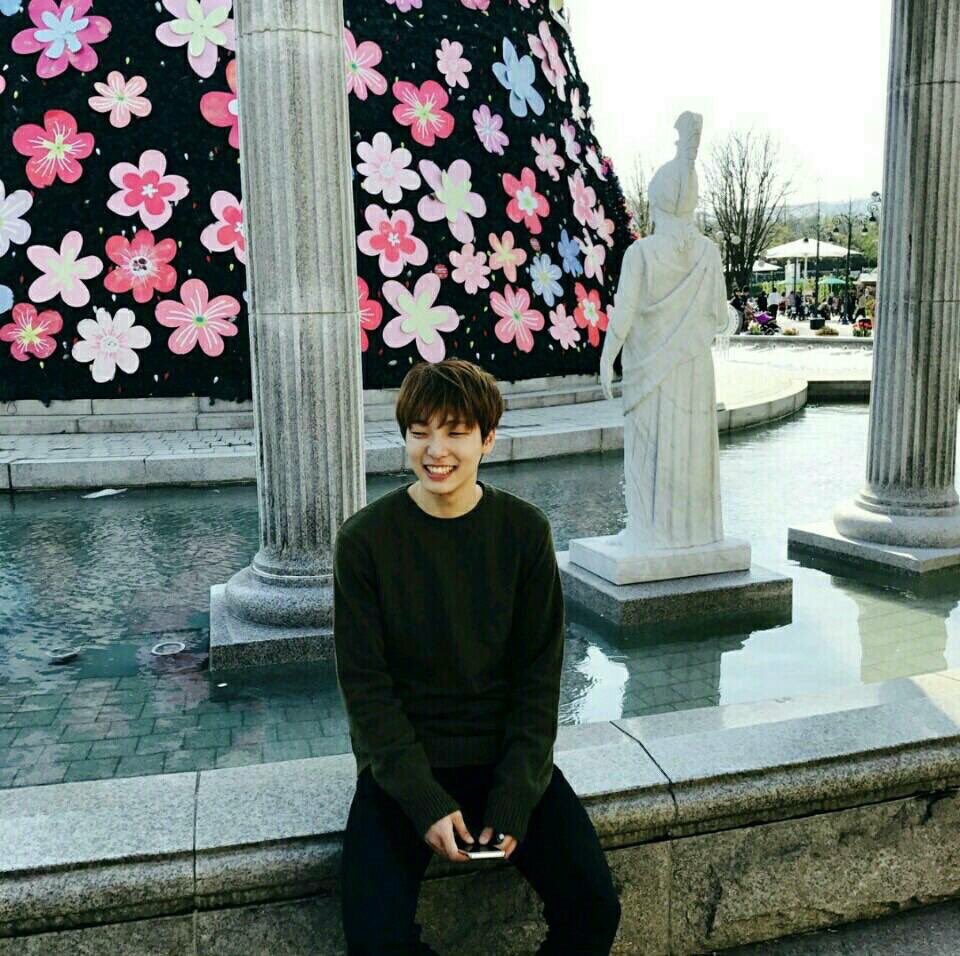 seoho's future partner will be so lucky  imagine going out on dates with him and he smiles like this when you take pictures of him, what a view 