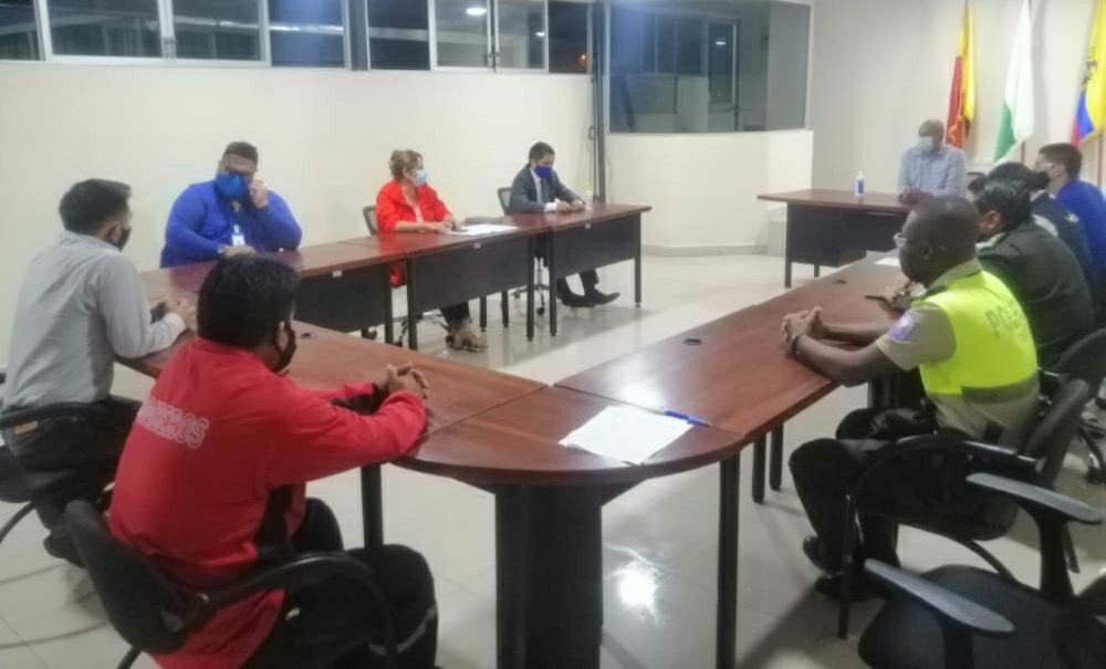 EducacionZ2_Ec's tweet photo. #SíALaEducación | @MeraViteri Director Distrital 17D12 en la reunión del COE cantonal para finiquitar resolución respecto a movilidad por terminación de estado de excepción. Cantón #PedroVicenteMaldonado  régimen #CostaGalapagos Cumpliendo con todas las medidas de bioseguridad https://t.co/PKdPwj6bQP