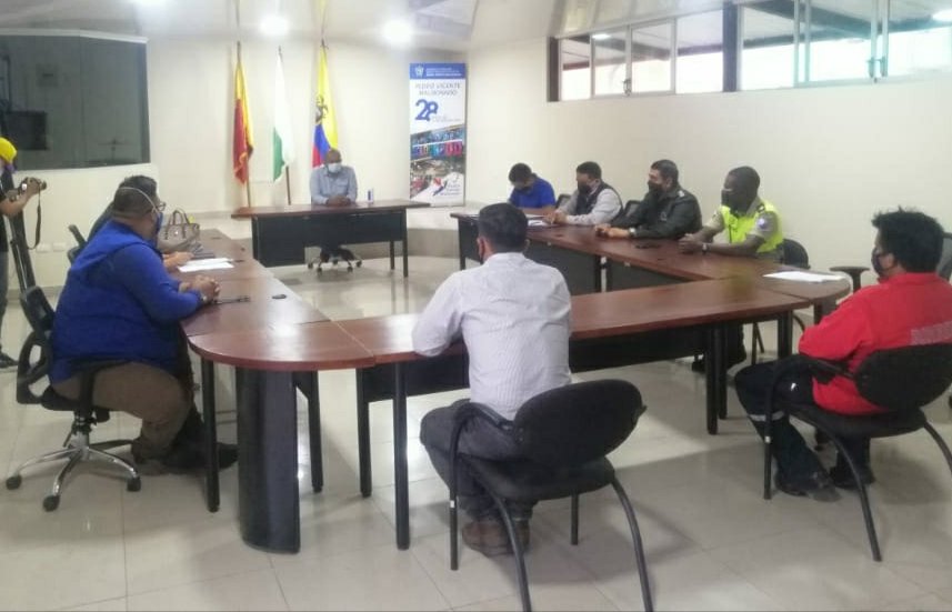 EducacionZ2_Ec's tweet photo. #SíALaEducación | @MeraViteri Director Distrital 17D12 en la reunión del COE cantonal para finiquitar resolución respecto a movilidad por terminación de estado de excepción. Cantón #PedroVicenteMaldonado  régimen #CostaGalapagos Cumpliendo con todas las medidas de bioseguridad https://t.co/PKdPwj6bQP