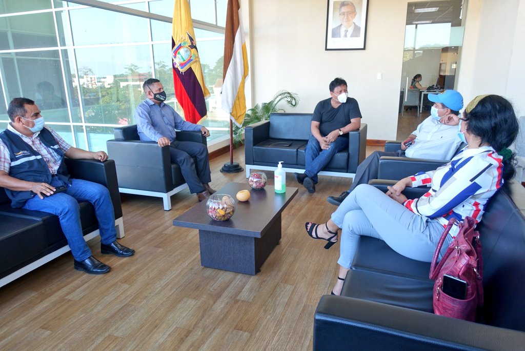 Gobersucumbios's tweet photo. @albaro_beltran @Gobersucumbios recibe al Dr. Renzo Vázcones Coordinador de @Salud_CZ1 y Dr. Fernando Salazar, Director #HMVI quienes presentaron formalmente a la Dra. Hilda López Giler como flamante Directora Distrital 21D04 #Shushufindi. @Lenin @mariapaularomo #JuntosEcuador https://t.co/2VonEyH8CQ