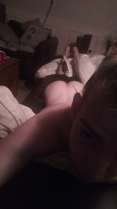 1 pic. #femboybutt #femboy #pansexual #gay #nsfw #Lewd 

My sleepy horniness mood UwU

Retweet if you
